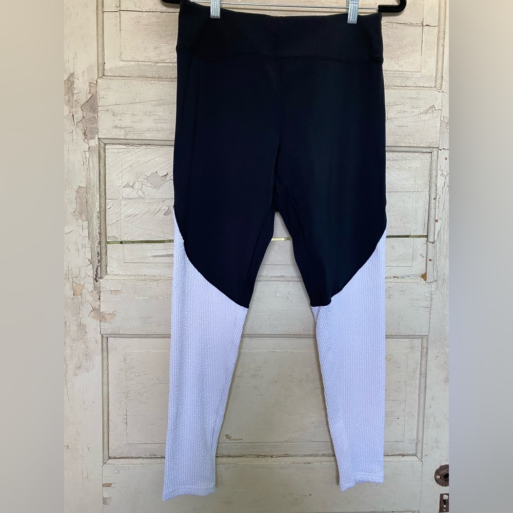 NWOT ALALA B/W Lg Leggings Size -Lg